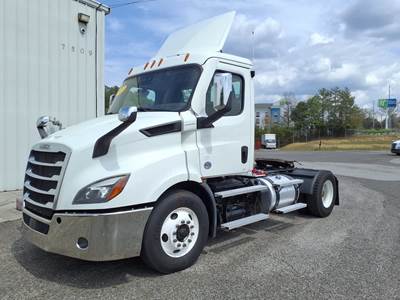 Freightliner Cascadia 116 Single Axle Day Cab Truck - 450HP, 12 Speed Automatic