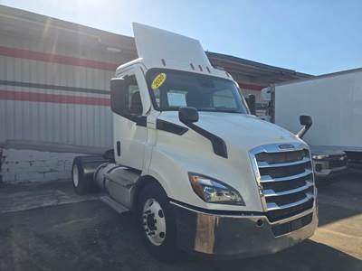 Freightliner Cascadia 116 Single Axle Day Cab Truck - 450HP, 12 Speed Automatic