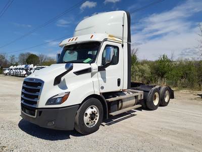 Freightliner Cascadia 116 Day Cab Truck - 450HP, 12 Speed Automatic