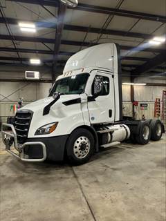 Freightliner Cascadia 116 Day Cab Truck - 450HP, 12 Speed Automatic