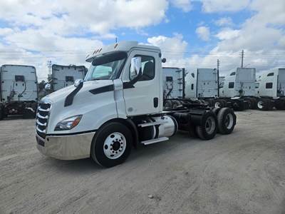 Freightliner Cascadia 116 Day Cab Truck - 450HP, 12 Speed Automatic