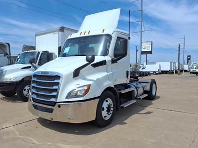 Freightliner Cascadia 116 Single Axle Day Cab Truck - 450HP, 12 Speed Automatic