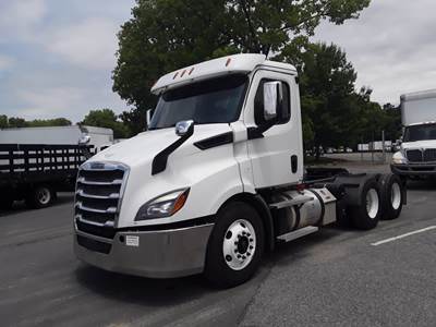 Freightliner Cascadia 116 Day Cab Truck - 450HP, 12 Speed Automatic