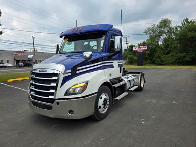 Freightliner Cascadia 116 Single Axle Day Cab Truck - 450HP, 12 Speed Automatic