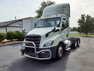Freightliner Cascadia 116 Day Cab Truck - 450HP, 12 Speed Automatic