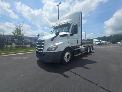 Freightliner Cascadia 116 Day Cab Truck - 450HP, 12 Speed Automatic