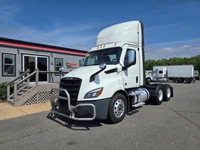 Freightliner Cascadia 116 Day Cab Truck - 450HP, 12 Speed Automatic