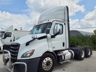 Freightliner Cascadia 116 Day Cab Truck - 450HP, 12 Speed Automatic