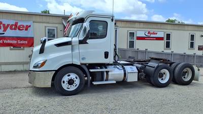 Freightliner Cascadia 116 Day Cab Truck - 450HP, 12 Speed Automatic