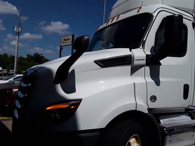 Freightliner Cascadia 116 Single Axle Day Cab Truck - 450HP, 10 Speed Manual