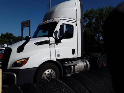 Freightliner Cascadia 116 Day Cab Truck - 450HP, 12 Speed Automatic