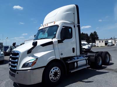 Freightliner Cascadia 116 Day Cab Truck - 450HP, 12 Speed Automatic