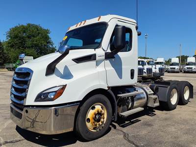 Freightliner Cascadia 116 Day Cab Truck - 450HP, 12 Speed Automatic