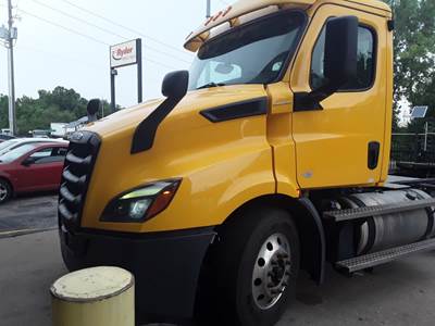 Freightliner Cascadia 116 Day Cab Truck - 435HP, 12 Speed Automatic
