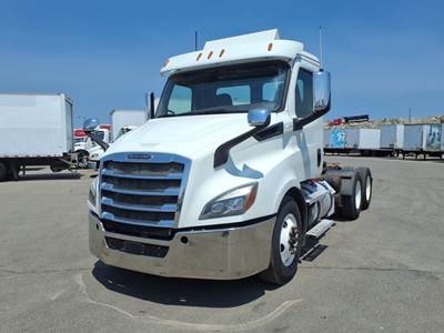 Freightliner Cascadia 116 Day Cab Truck - 450HP, 12 Speed Automatic