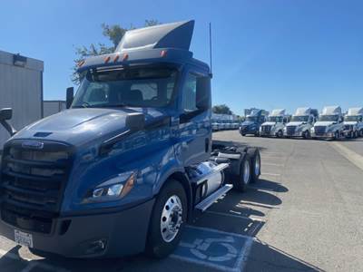 Freightliner Cascadia 116 Day Cab Truck - 450HP, 10 Speed Manual