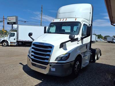 Freightliner Cascadia 116 Day Cab Truck - 435HP, 12 Speed Automatic