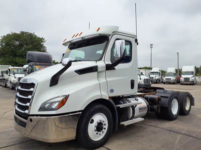Freightliner Cascadia 116 Day Cab Truck - 450HP, 12 Speed Automatic