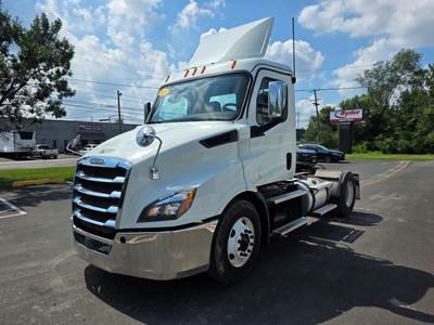 Freightliner Cascadia 116 Single Axle Day Cab Truck - 450HP, 12 Speed Automatic