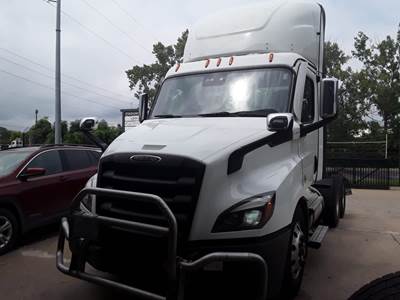 Freightliner Cascadia 116 Day Cab Truck - 450HP, 12 Speed Automatic