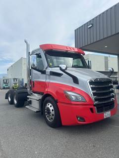 Freightliner Cascadia 116 Day Cab Truck - 470HP, 12 Speed Automatic