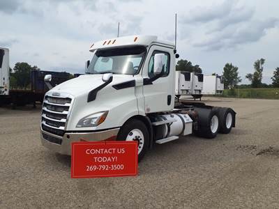 Freightliner Cascadia 116 Day Cab Truck - 450HP, 12 Speed Automatic