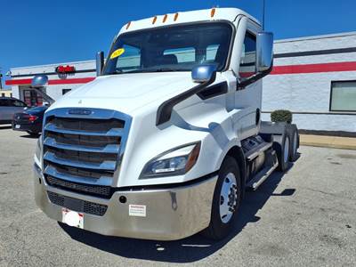 Freightliner Cascadia 116 Day Cab Truck - 450HP, 12 Speed Automatic