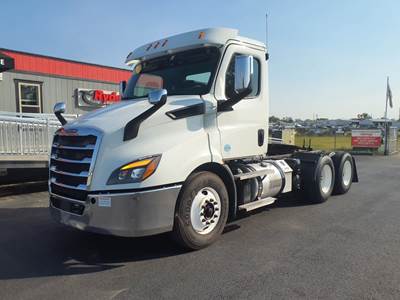 Freightliner Cascadia 116 Day Cab Truck - 450HP, 12 Speed Automatic