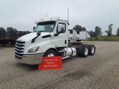 Freightliner Cascadia 116 Day Cab Truck - 450HP, 12 Speed Automatic