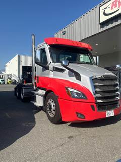 Freightliner Cascadia 116 Day Cab Truck - 470HP, 12 Speed Automatic