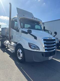 Freightliner Cascadia 116 Single Axle Day Cab Truck - 450HP, 10 Speed Manual