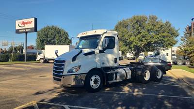 Freightliner Cascadia 116 Day Cab Truck - 450HP, 12 Speed Automatic