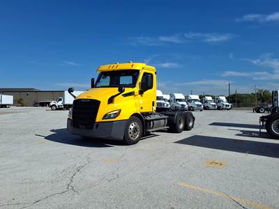 Freightliner Cascadia 116 Day Cab Truck - 435HP, 12 Speed Automatic