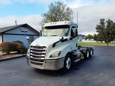 Freightliner Cascadia 116 Day Cab Truck - 450HP, 12 Speed Automatic