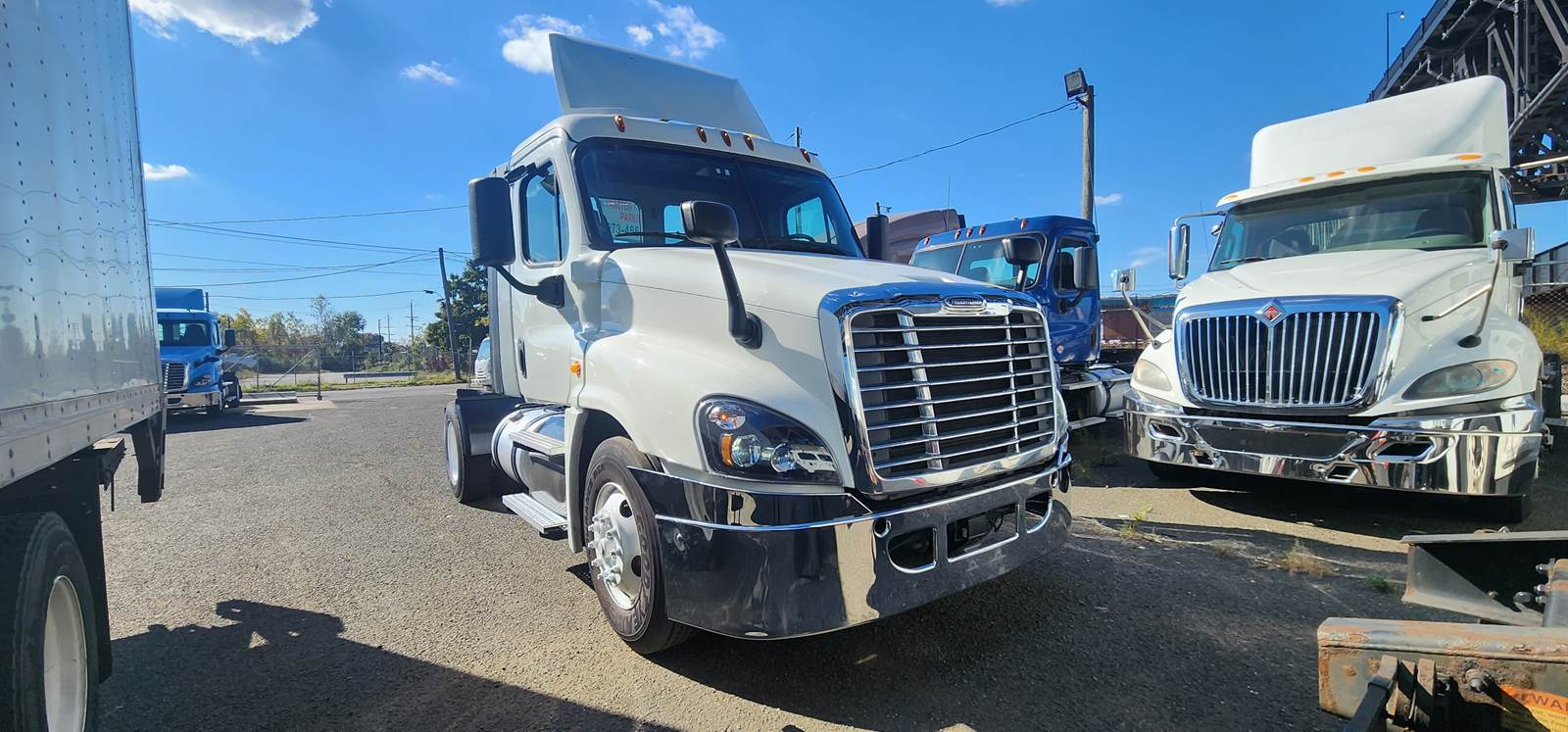 2017 Freightliner Cascadia 125 Single Axle Day Cab Truck 410HP, 10