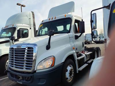 Freightliner Cascadia 125 Day Cab Truck - 450HP, 10 Speed Automatic