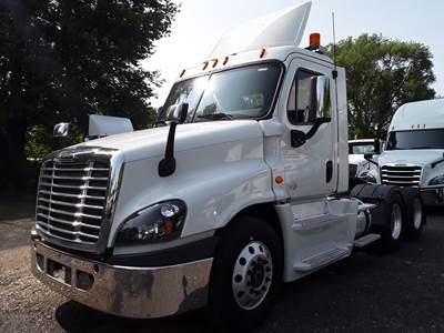 Freightliner Cascadia 125 Day Cab Truck - 425HP, 10 Speed Manual