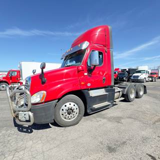 Freightliner Cascadia 125 Day Cab Truck - 455HP, 12 Speed Automatic