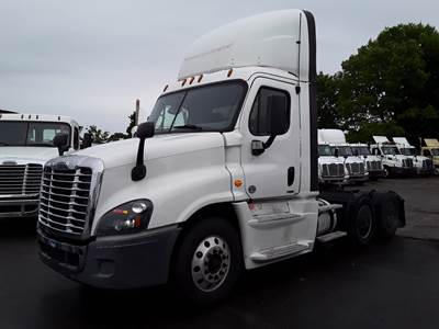Freightliner Cascadia 125 Day Cab Truck - 455HP, 12 Speed Automatic