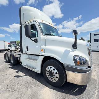 Freightliner Cascadia 125 Day Cab Truck - 455HP, 12 Speed Automatic