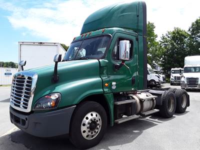 Freightliner Cascadia 125 Day Cab Truck - 475HP, 10 Speed Automatic