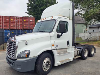 Freightliner Cascadia 125 Day Cab Truck - 455HP, 12 Speed Automatic