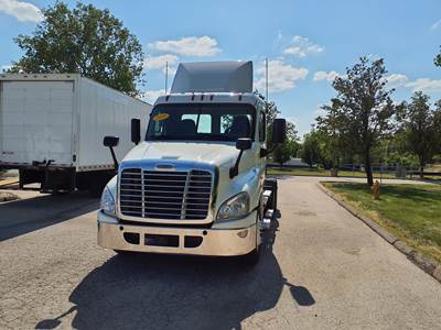 Freightliner Cascadia 125 Day Cab Truck - 450HP, 12 Speed Automatic