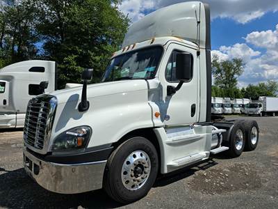 Freightliner Cascadia 125 Day Cab Truck - 455HP, 12 Speed Automatic