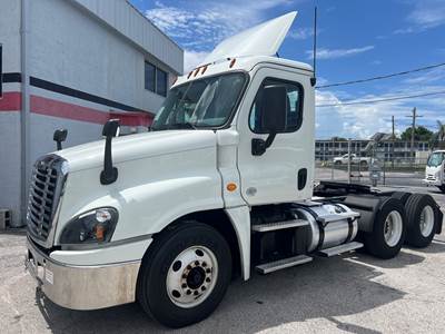 Freightliner Cascadia 125 Day Cab Truck - 455HP, 12 Speed Automatic