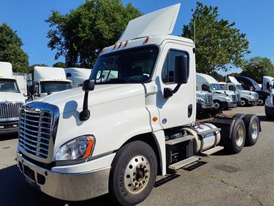 Freightliner Cascadia 125 Day Cab Truck - 455HP, 12 Speed Automatic