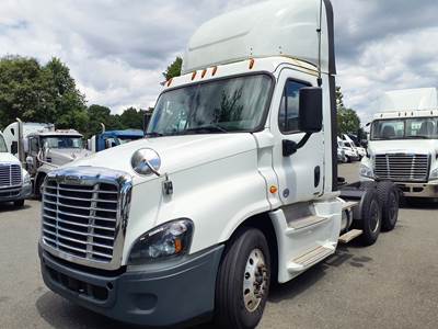 Freightliner Cascadia 125 Day Cab Truck - 455HP, 12 Speed Automatic