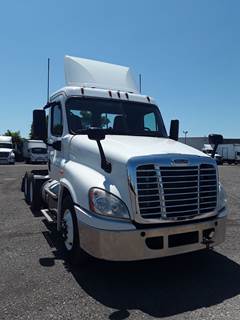 Freightliner Cascadia 125 Day Cab Truck - 455HP, 10 Speed Manual