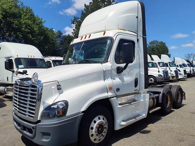 Freightliner Cascadia 125 Day Cab Truck - 455HP, 12 Speed Automatic