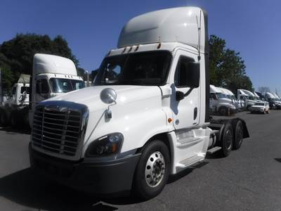 Freightliner Cascadia 125 Day Cab Truck - 455HP, 12 Speed Automatic
